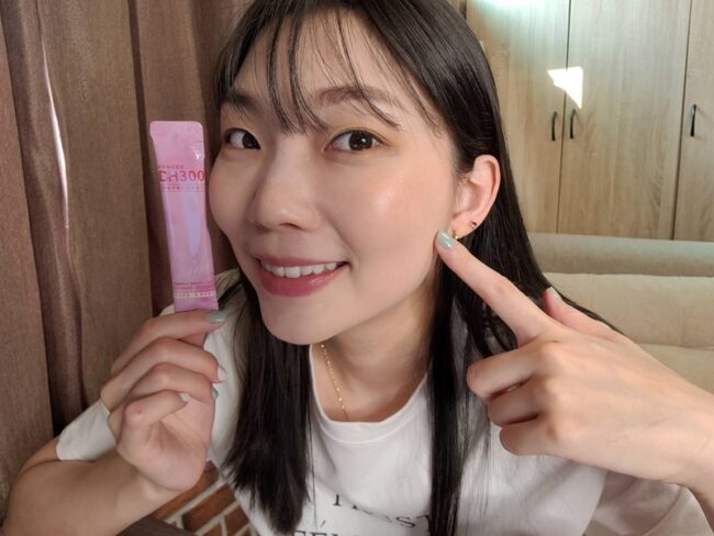 ✨DH300膠原蛋白胜肽-韓國獨家專利二胜肽✨100%魚類來源🐟膠原蛋白胜肽，PO˙OG含量高達50%❗️❗️✅透明公開膠原蛋白分子量300Da🤩✅日本Oricera®玄米神經醯胺，10%高濃度，每包12mg足量添加✅膠原合成關鍵▶️93%高濃度天然維生素C，告別化學合成，100%天然非基改✅穀胱甘肽益生菌-透亮光采，兼具抗氧化作用✅山竹果抽取物淡淡檸檬清新風味，告別膠原蛋白動物腥味！無香料、無色素，每包只有15.4卡，輕卡無負擔！青春美麗多感合一，綻放你的女神光～♥