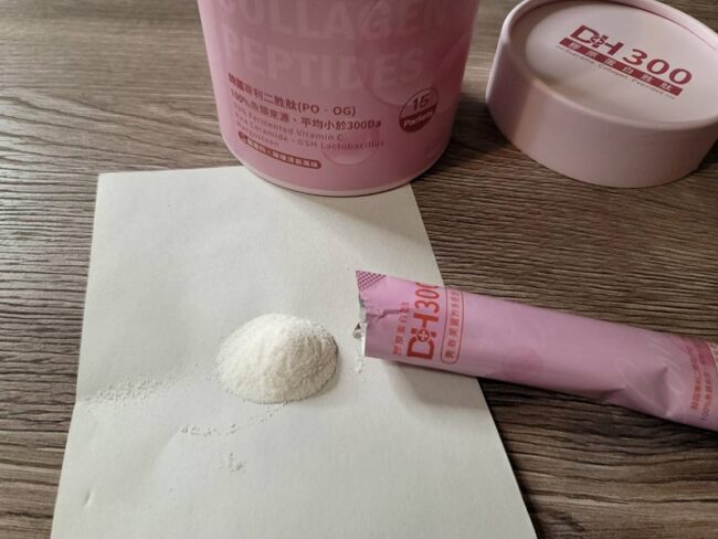 ✨DH300膠原蛋白胜肽-韓國獨家專利二胜肽✨100%魚類來源🐟膠原蛋白胜肽，PO˙OG含量高達50%❗️❗️✅透明公開膠原蛋白分子量300Da🤩✅日本Oricera®玄米神經醯胺，10%高濃度，每包12mg足量添加✅膠原合成關鍵▶️93%高濃度天然維生素C，告別化學合成，100%天然非基改✅穀胱甘肽益生菌-透亮光采，兼具抗氧化作用✅山竹果抽取物淡淡檸檬清新風味，告別膠原蛋白動物腥味！無香料、無色素，每包只有15.4卡，輕卡無負擔！青春美麗多感合一，綻放你的女神光～♥