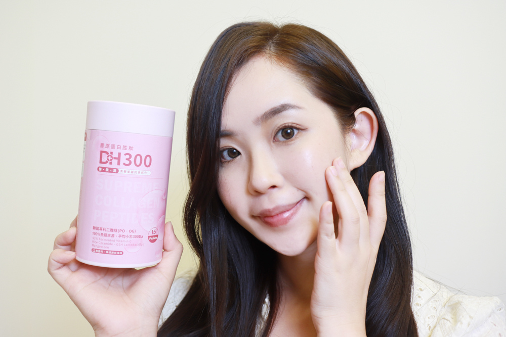 ✨DH300膠原蛋白胜肽-韓國獨家專利二胜肽✨100%魚類來源🐟膠原蛋白胜肽，PO˙OG含量高達50%❗️❗️✅透明公開膠原蛋白分子量300Da🤩✅日本Oricera®玄米神經醯胺，10%高濃度，每包12mg足量添加✅膠原合成關鍵▶️93%高濃度天然維生素C，告別化學合成，100%天然非基改✅穀胱甘肽益生菌-透亮光采，兼具抗氧化作用✅山竹果抽取物淡淡檸檬清新風味，告別膠原蛋白動物腥味！無香料、無色素，每包只有15.4卡，輕卡無負擔！青春美麗多感合一，綻放你的女神光～♥