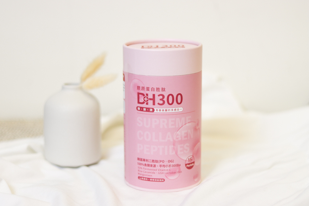 ✨DH300膠原蛋白胜肽-韓國獨家專利二胜肽✨100%魚類來源🐟膠原蛋白胜肽，PO˙OG含量高達50%❗️❗️✅透明公開膠原蛋白分子量300Da🤩✅日本Oricera®玄米神經醯胺，10%高濃度，每包12mg足量添加✅膠原合成關鍵▶️93%高濃度天然維生素C，告別化學合成，100%天然非基改✅穀胱甘肽益生菌-透亮光采，兼具抗氧化作用✅山竹果抽取物淡淡檸檬清新風味，告別膠原蛋白動物腥味！無香料、無色素，每包只有15.4卡，輕卡無負擔！青春美麗多感合一，綻放你的女神光～♥