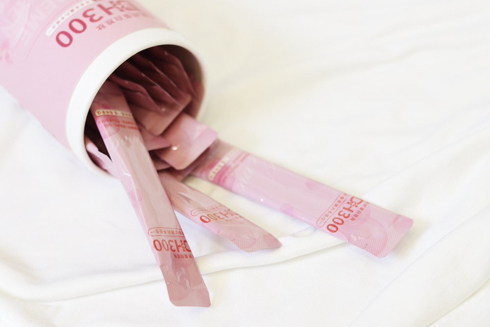 ✨DH300膠原蛋白胜肽-韓國獨家專利二胜肽✨100%魚類來源🐟膠原蛋白胜肽，PO˙OG含量高達50%❗️❗️✅透明公開膠原蛋白分子量300Da🤩✅日本Oricera®玄米神經醯胺，10%高濃度，每包12mg足量添加✅膠原合成關鍵▶️93%高濃度天然維生素C，告別化學合成，100%天然非基改✅穀胱甘肽益生菌-透亮光采，兼具抗氧化作用✅山竹果抽取物淡淡檸檬清新風味，告別膠原蛋白動物腥味！無香料、無色素，每包只有15.4卡，輕卡無負擔！青春美麗多感合一，綻放你的女神光～♥