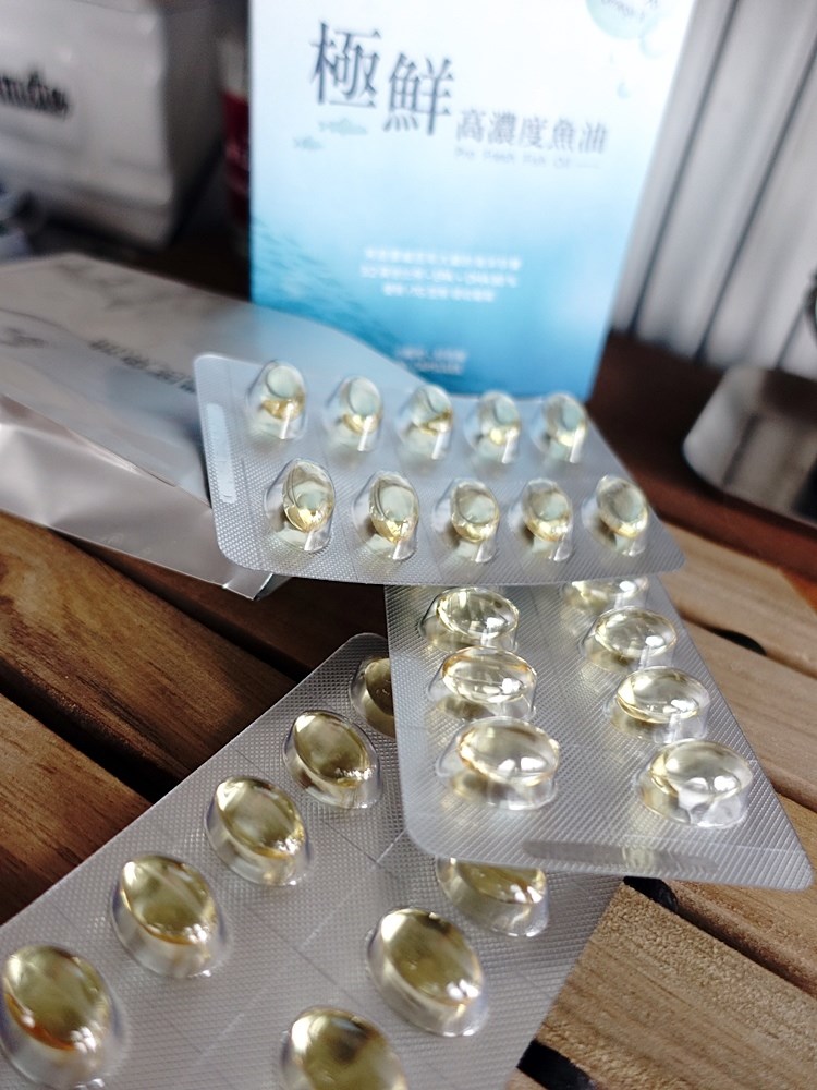 ✨極鮮高濃度魚油-來自挪威的頂級新鮮魚油🐟✨✅提供人體黃金比例 → EPA：DHA = 3：2，SGS檢驗 Omega-3 含量高達94%，業界最低氧化指標✅天然rTG型式，小分子好吸收✅榮獲4大永續認證 → 配額管理、不過度捕撈✅鋁片密封、獨立包裝，維持魚油新鮮度