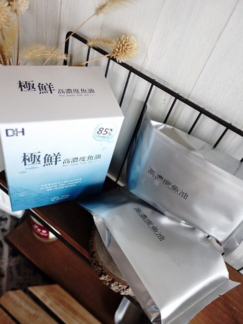 ✨極鮮高濃度魚油-來自挪威的頂級新鮮魚油🐟✨✅提供人體黃金比例 → EPA：DHA = 3：2，SGS檢驗 Omega-3 含量高達94%，業界最低氧化指標✅天然rTG型式，小分子好吸收✅榮獲4大永續認證 → 配額管理、不過度捕撈✅鋁片密封、獨立包裝，維持魚油新鮮度