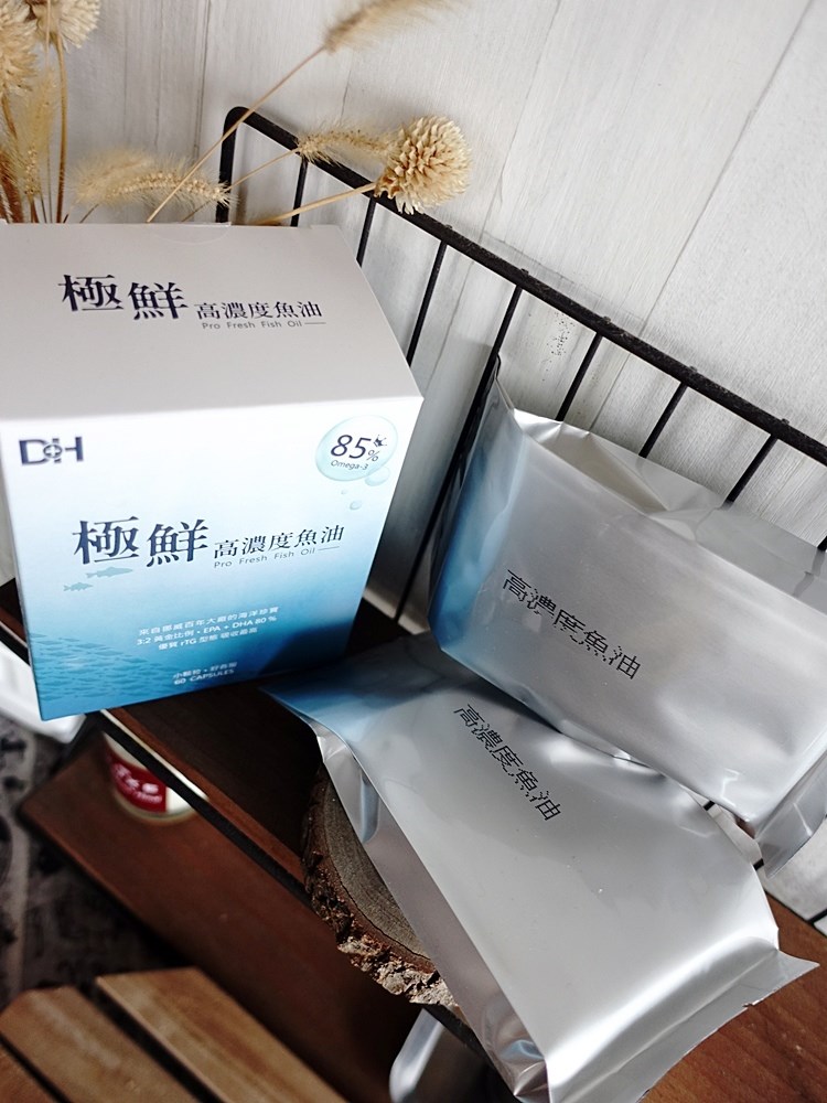 ✨極鮮高濃度魚油-來自挪威的頂級新鮮魚油🐟✨✅提供人體黃金比例 → EPA：DHA = 3：2，SGS檢驗 Omega-3 含量高達94%，業界最低氧化指標✅天然rTG型式，小分子好吸收✅榮獲4大永續認證 → 配額管理、不過度捕撈✅鋁片密封、獨立包裝，維持魚油新鮮度