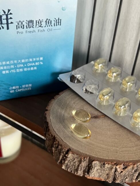 ✨極鮮高濃度魚油-來自挪威的頂級新鮮魚油🐟✨✅提供人體黃金比例 → EPA：DHA = 3：2，SGS檢驗 Omega-3 含量高達94%，業界最低氧化指標✅天然rTG型式，小分子好吸收✅榮獲4大永續認證 → 配額管理、不過度捕撈✅鋁片密封、獨立包裝，維持魚油新鮮度