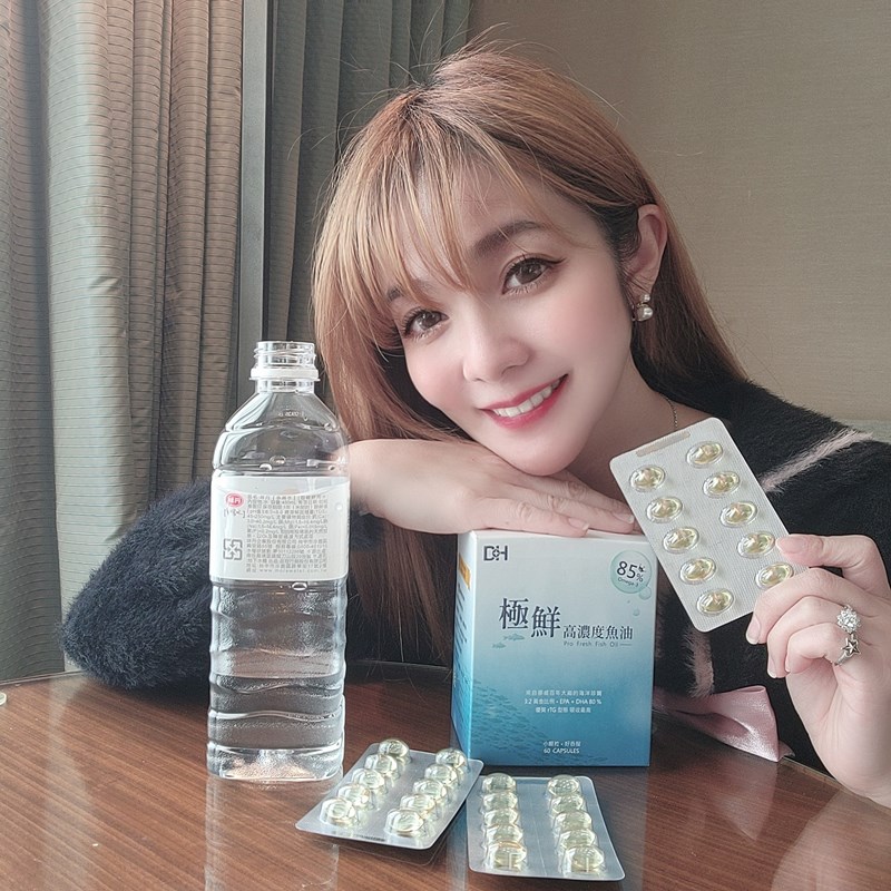 ✨極鮮高濃度魚油-來自挪威的頂級新鮮魚油🐟✨✅提供人體黃金比例 → EPA：DHA = 3：2，SGS檢驗 Omega-3 含量高達94%，業界最低氧化指標✅天然rTG型式，小分子好吸收✅榮獲4大永續認證 → 配額管理、不過度捕撈✅鋁片密封、獨立包裝，維持魚油新鮮度