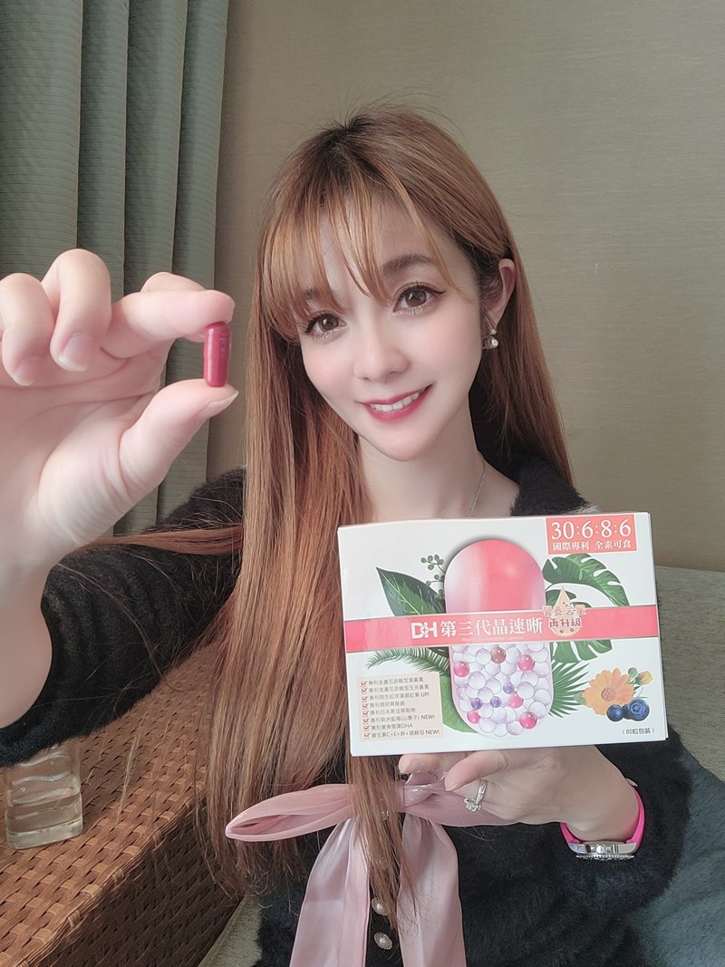 ✨第三代晶速晰-晶亮成分高補給✨長時間使用3C，讓你數位疲勞了嗎❓採用美國臨床葉黃素與玉米黃素黃金比例10:2 ，游離型雙專利好吸收，2粒達30mg : 6mg高補給劑量✅雨生紅球藻蝦紅素，業界高含量8mg❗️✅日本95%高純度透明質酸鈉💦✅雙重花青素-日本專利黑豆x歐洲專利藍莓✅專利素食微藻DHA✅維生素C +維生素E +鋅+硒酵母。全方位的晶亮水潤配方，適合全家大小，給您清晰透徹精彩生活❗️