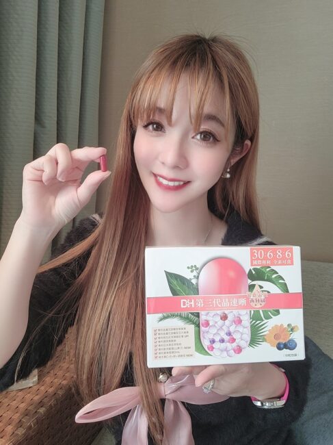 ✨第三代晶速晰-晶亮成分高補給✨長時間使用3C，讓你數位疲勞了嗎❓採用美國臨床葉黃素與玉米黃素黃金比例10:2 ，游離型雙專利好吸收，2粒達30mg : 6mg高補給劑量✅雨生紅球藻蝦紅素，業界高含量8mg❗️✅日本95%高純度透明質酸鈉💦✅雙重花青素-日本專利黑豆x歐洲專利藍莓✅專利素食微藻DHA✅維生素C +維生素E +鋅+硒酵母。全方位的晶亮水潤配方，適合全家大小，給您清晰透徹精彩生活❗️