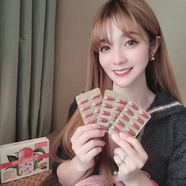 ✨第三代晶速晰-晶亮成分高補給✨長時間使用3C，讓你數位疲勞了嗎❓採用美國臨床葉黃素與玉米黃素黃金比例10:2 ，游離型雙專利好吸收，2粒達30mg : 6mg高補給劑量✅雨生紅球藻蝦紅素，業界高含量8mg❗️✅日本95%高純度透明質酸鈉💦✅雙重花青素-日本專利黑豆x歐洲專利藍莓✅專利素食微藻DHA✅維生素C +維生素E +鋅+硒酵母。全方位的晶亮水潤配方，適合全家大小，給您清晰透徹精彩生活❗️