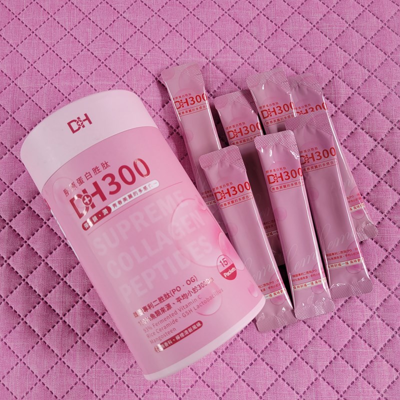 ✨DH300膠原蛋白胜肽-韓國獨家專利二胜肽✨100%魚類來源🐟膠原蛋白胜肽，PO˙OG含量高達50%❗️❗️✅透明公開膠原蛋白分子量300Da🤩✅日本Oricera®玄米神經醯胺，10%高濃度，每包12mg足量添加✅膠原合成關鍵▶️93%高濃度天然維生素C，告別化學合成，100%天然非基改✅穀胱甘肽益生菌-透亮光采，兼具抗氧化作用✅山竹果抽取物淡淡檸檬清新風味，告別膠原蛋白動物腥味！無香料、無色素，每包只有15.4卡，輕卡無負擔！青春美麗多感合一，綻放你的女神光～♥