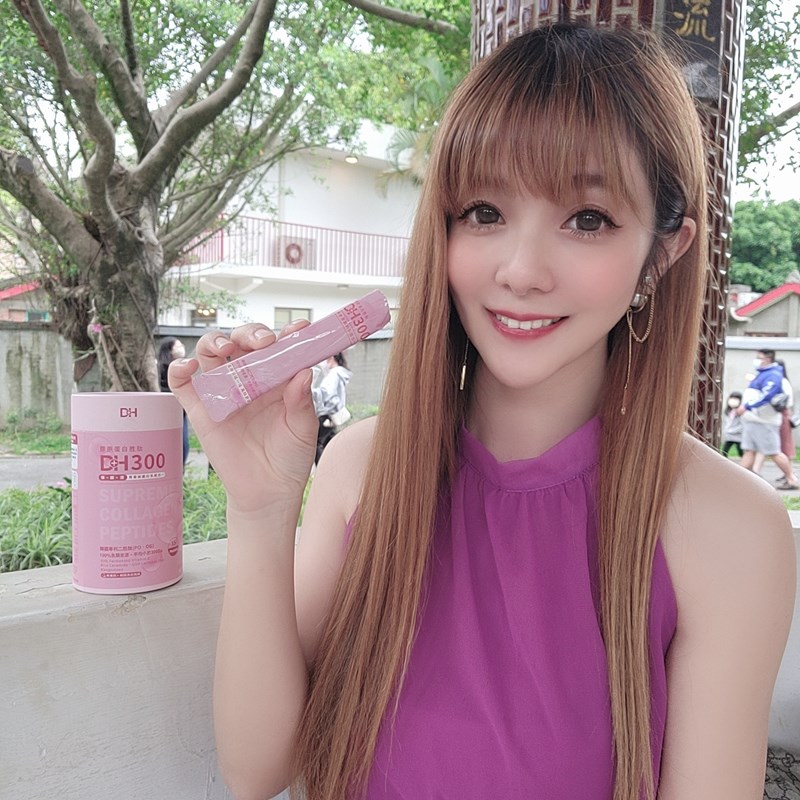 ✨DH300膠原蛋白胜肽-韓國獨家專利二胜肽✨100%魚類來源🐟膠原蛋白胜肽，PO˙OG含量高達50%❗️❗️✅透明公開膠原蛋白分子量300Da🤩✅日本Oricera®玄米神經醯胺，10%高濃度，每包12mg足量添加✅膠原合成關鍵▶️93%高濃度天然維生素C，告別化學合成，100%天然非基改✅穀胱甘肽益生菌-透亮光采，兼具抗氧化作用✅山竹果抽取物淡淡檸檬清新風味，告別膠原蛋白動物腥味！無香料、無色素，每包只有15.4卡，輕卡無負擔！青春美麗多感合一，綻放你的女神光～♥