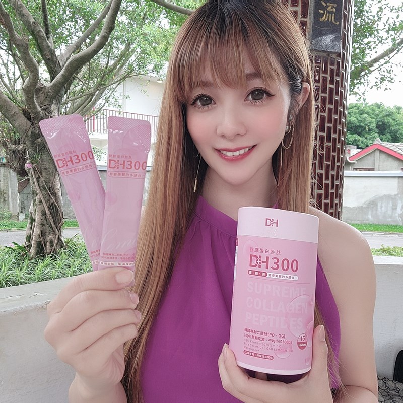 ✨DH300膠原蛋白胜肽-韓國獨家專利二胜肽✨100%魚類來源🐟膠原蛋白胜肽，PO˙OG含量高達50%❗️❗️✅透明公開膠原蛋白分子量300Da🤩✅日本Oricera®玄米神經醯胺，10%高濃度，每包12mg足量添加✅膠原合成關鍵▶️93%高濃度天然維生素C，告別化學合成，100%天然非基改✅穀胱甘肽益生菌-透亮光采，兼具抗氧化作用✅山竹果抽取物淡淡檸檬清新風味，告別膠原蛋白動物腥味！無香料、無色素，每包只有15.4卡，輕卡無負擔！青春美麗多感合一，綻放你的女神光～♥