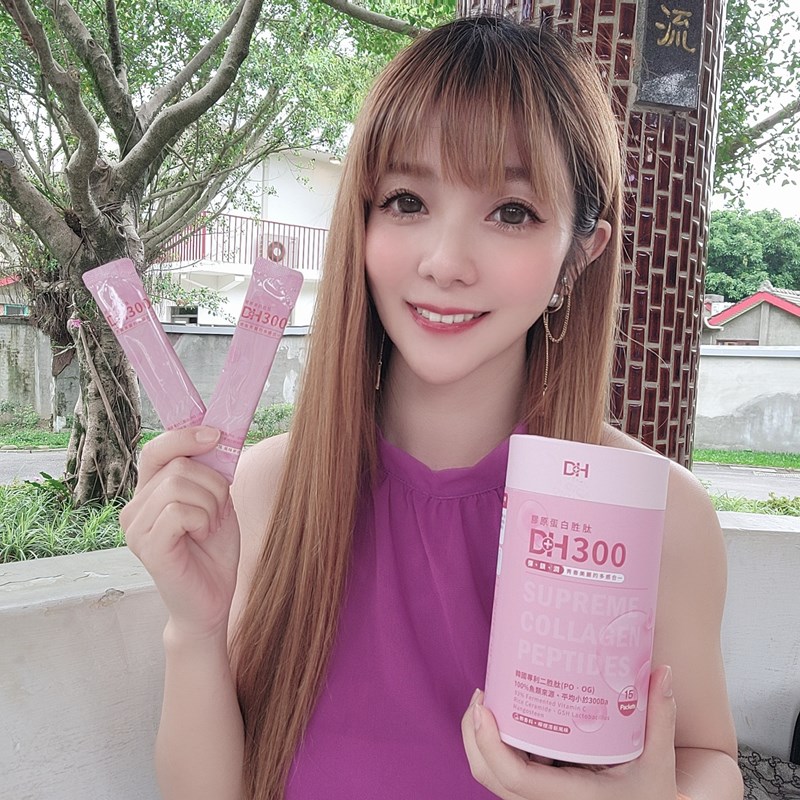 ✨DH300膠原蛋白胜肽-韓國獨家專利二胜肽✨100%魚類來源🐟膠原蛋白胜肽，PO˙OG含量高達50%❗️❗️✅透明公開膠原蛋白分子量300Da🤩✅日本Oricera®玄米神經醯胺，10%高濃度，每包12mg足量添加✅膠原合成關鍵▶️93%高濃度天然維生素C，告別化學合成，100%天然非基改✅穀胱甘肽益生菌-透亮光采，兼具抗氧化作用✅山竹果抽取物淡淡檸檬清新風味，告別膠原蛋白動物腥味！無香料、無色素，每包只有15.4卡，輕卡無負擔！青春美麗多感合一，綻放你的女神光～♥