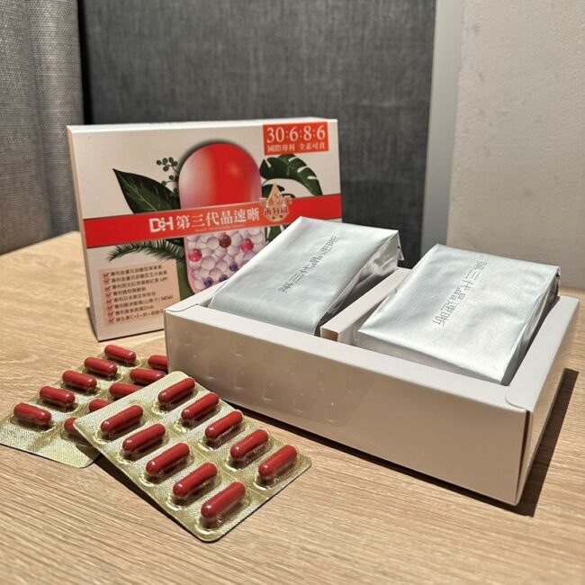 ✨第三代晶速晰-晶亮成分高補給✨長時間使用3C，讓你疲勞了嗎❓採用美國臨床葉黃素與玉米黃素黃金比例10:2 ，游離型雙專利好吸收，2粒達30mg : 6mg高補給劑量✅雨生紅球藻蝦紅素，業界高含量8mg❗️✅日本95%高純度透明質酸鈉💦✅雙重花青素-日本專利黑豆x歐洲專利藍莓✅專利素食微藻DHA✅維生素C +維生素E +鋅+硒酵母。全方位的晶亮水潤配方，適合全家大小，給您清新透徹精彩生活❗️