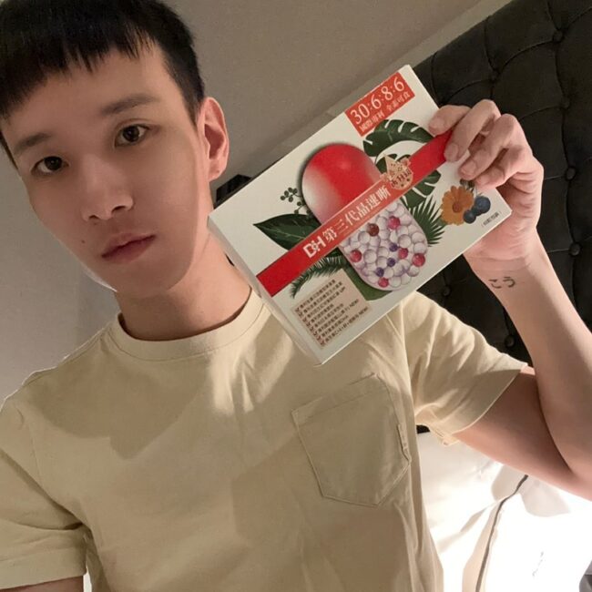 ✨第三代晶速晰-晶亮成分高補給✨長時間使用3C，讓你疲勞了嗎❓採用美國臨床葉黃素與玉米黃素黃金比例10:2 ，游離型雙專利好吸收，2粒達30mg : 6mg高補給劑量✅雨生紅球藻蝦紅素，業界高含量8mg❗️✅日本95%高純度透明質酸鈉💦✅雙重花青素-日本專利黑豆x歐洲專利藍莓✅專利素食微藻DHA✅維生素C +維生素E +鋅+硒酵母。全方位的晶亮水潤配方，適合全家大小，給您清新透徹精彩生活❗️