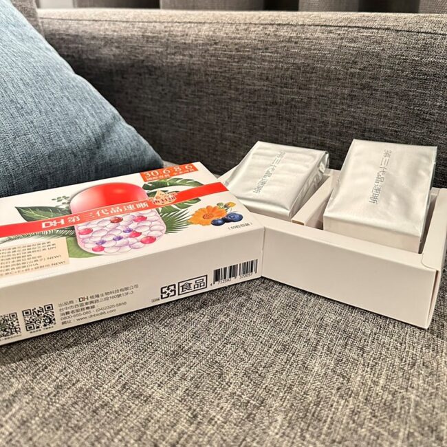 ✨第三代晶速晰-晶亮成分高補給✨長時間使用3C，讓你疲勞了嗎❓採用美國臨床葉黃素與玉米黃素黃金比例10:2 ，游離型雙專利好吸收，2粒達30mg : 6mg高補給劑量✅雨生紅球藻蝦紅素，業界高含量8mg❗️✅日本95%高純度透明質酸鈉💦✅雙重花青素-日本專利黑豆x歐洲專利藍莓✅專利素食微藻DHA✅維生素C +維生素E +鋅+硒酵母。全方位的晶亮水潤配方，適合全家大小，給您清新透徹精彩生活❗️