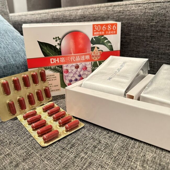 ✨第三代晶速晰-晶亮成分高補給✨長時間使用3C，讓你疲勞了嗎❓採用美國臨床葉黃素與玉米黃素黃金比例10:2 ，游離型雙專利好吸收，2粒達30mg : 6mg高補給劑量✅雨生紅球藻蝦紅素，業界高含量8mg❗️✅日本95%高純度透明質酸鈉💦✅雙重花青素-日本專利黑豆x歐洲專利藍莓✅專利素食微藻DHA✅維生素C +維生素E +鋅+硒酵母。全方位的晶亮水潤配方，適合全家大小，給您清新透徹精彩生活❗️