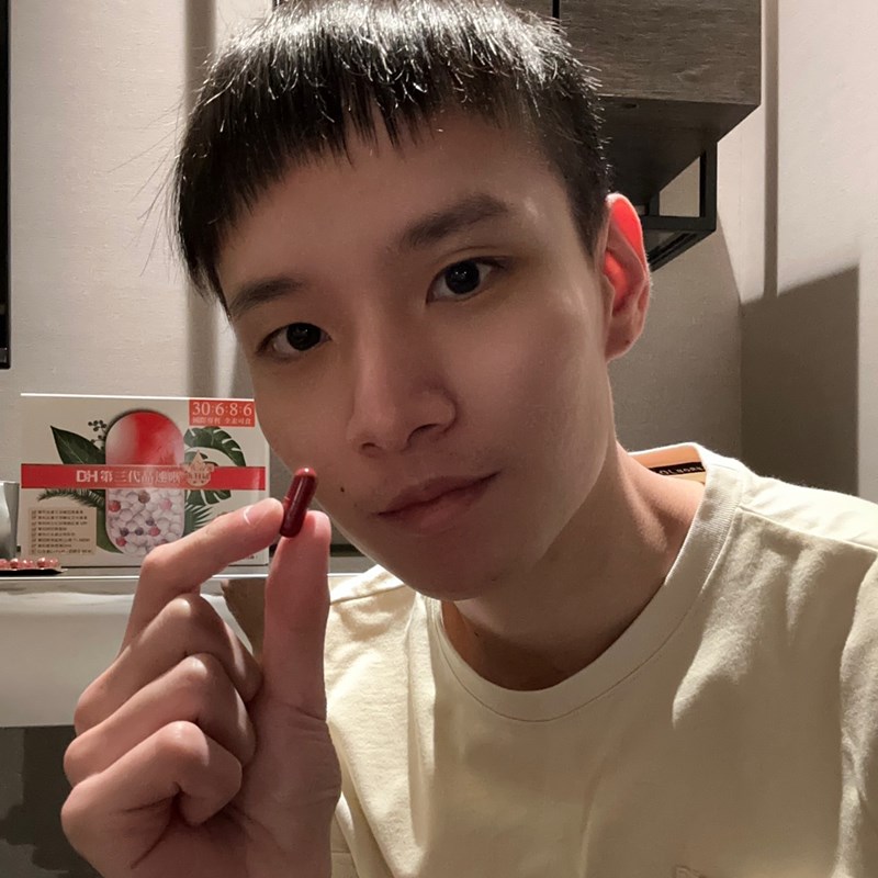 ✨第三代晶速晰-晶亮成分高補給✨長時間使用3C，讓你疲勞了嗎❓採用美國臨床葉黃素與玉米黃素黃金比例10:2 ，游離型雙專利好吸收，2粒達30mg : 6mg高補給劑量✅雨生紅球藻蝦紅素，業界高含量8mg❗️✅日本95%高純度透明質酸鈉💦✅雙重花青素-日本專利黑豆x歐洲專利藍莓✅專利素食微藻DHA✅維生素C +維生素E +鋅+硒酵母。全方位的晶亮水潤配方，適合全家大小，給您清新透徹精彩生活❗️