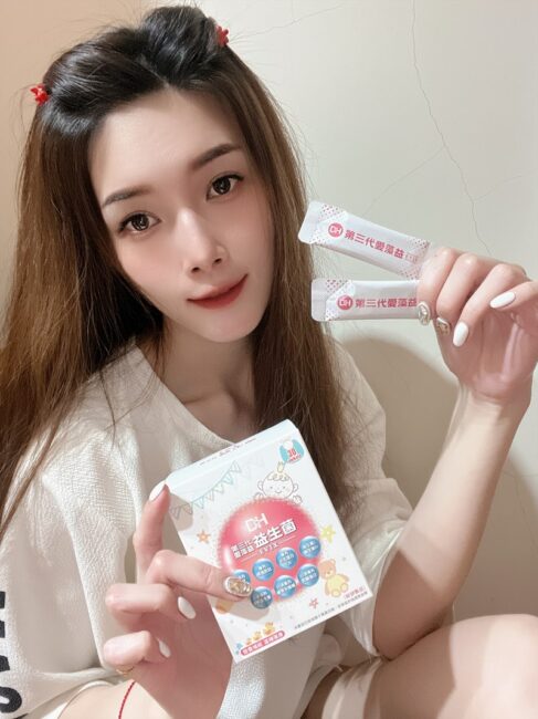 ✨第三代愛藻益-三重防護✨第➊重-築起防護牆-改變細菌叢生態🛡✅五項專利八株益生菌✅五項專利益生質第➋重-增強體力🌞✅陽光維生素D3，2包含高單位800IU✅50項專利葡聚多醣體✅抗氧化-維生素C第❸重-滋補強身💪✅50項專利乳鐵蛋白✅專利初乳蛋白IgG 🥛✅專利燕窩胜肽 ⭐高單位800IU維生素D3 +C+益生菌配方，全家人健康維持的後盾，兒童吃也好安心❤️