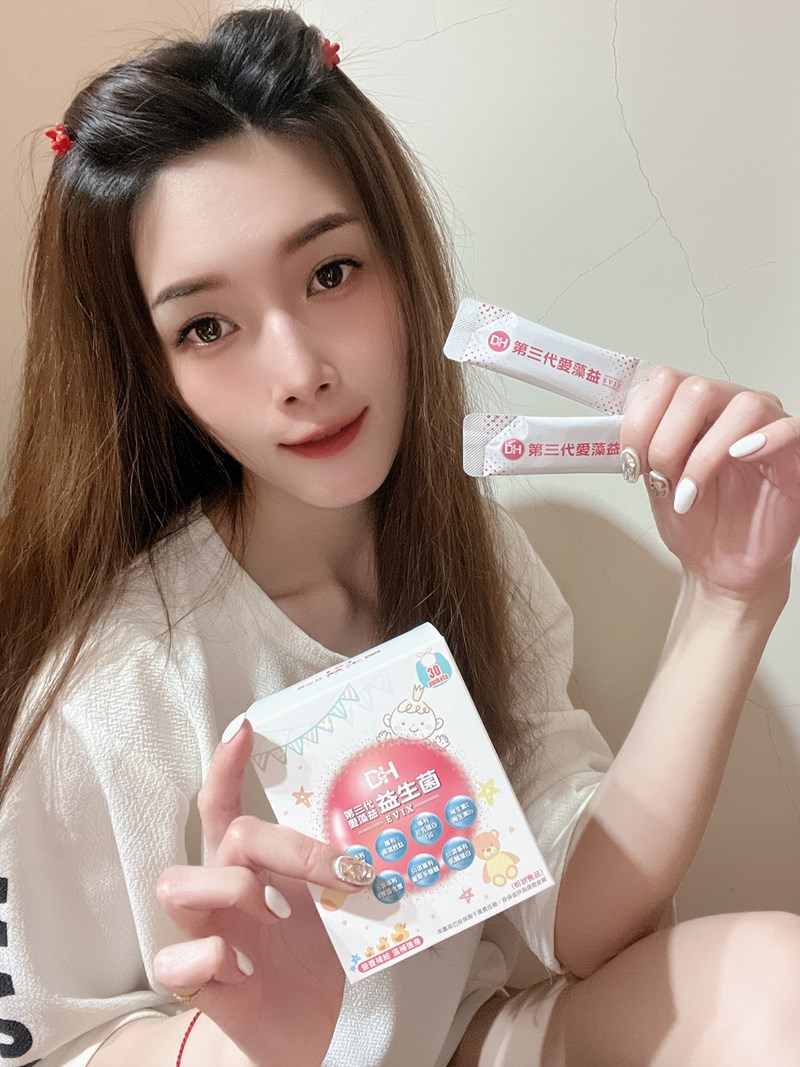 ✨第三代愛藻益-三重防護✨第➊重-築起防護牆-改變細菌叢生態🛡✅五項專利八株益生菌✅五項專利益生質第➋重-增強體力🌞✅陽光維生素D3，2包含高單位800IU✅50項專利葡聚多醣體✅抗氧化-維生素C第❸重-滋補強身💪✅50項專利乳鐵蛋白✅專利初乳蛋白IgG 🥛✅專利燕窩胜肽 ⭐高單位800IU維生素D3 +C+益生菌配方，全家人健康維持的後盾，兒童吃也好安心❤️