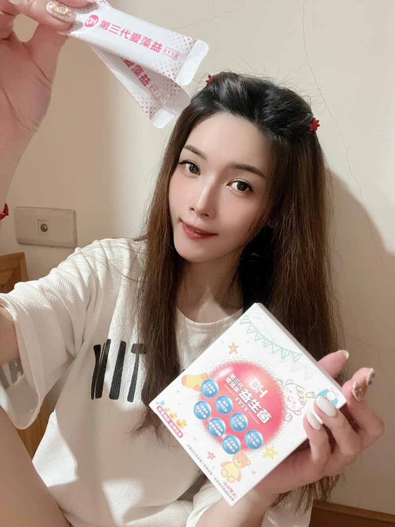 ✨第三代愛藻益-三重防護✨第➊重-築起防護牆-改變細菌叢生態🛡✅五項專利八株益生菌✅五項專利益生質第➋重-增強體力🌞✅陽光維生素D3，2包含高單位800IU✅50項專利葡聚多醣體✅抗氧化-維生素C第❸重-滋補強身💪✅50項專利乳鐵蛋白✅專利初乳蛋白IgG 🥛✅專利燕窩胜肽 ⭐高單位800IU維生素D3 +C+益生菌配方，全家人健康維持的後盾，兒童吃也好安心❤️