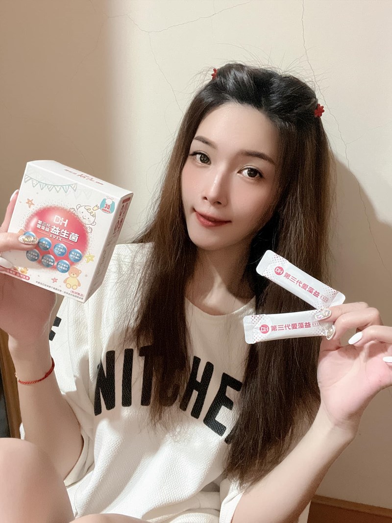 ✨第三代愛藻益-三重防護✨第➊重-築起防護牆-改變細菌叢生態🛡✅五項專利八株益生菌✅五項專利益生質第➋重-增強體力🌞✅陽光維生素D3，2包含高單位800IU✅50項專利葡聚多醣體✅抗氧化-維生素C第❸重-滋補強身💪✅50項專利乳鐵蛋白✅專利初乳蛋白IgG 🥛✅專利燕窩胜肽 ⭐高單位800IU維生素D3 +C+益生菌配方，全家人健康維持的後盾，兒童吃也好安心❤️