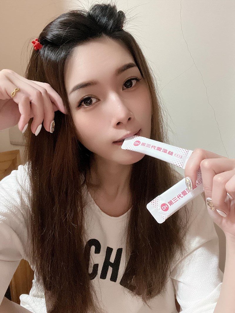 ✨第三代愛藻益-三重防護✨第➊重-築起防護牆-改變細菌叢生態🛡✅五項專利八株益生菌✅五項專利益生質第➋重-增強體力🌞✅陽光維生素D3，2包含高單位800IU✅50項專利葡聚多醣體✅抗氧化-維生素C第❸重-滋補強身💪✅50項專利乳鐵蛋白✅專利初乳蛋白IgG 🥛✅專利燕窩胜肽 ⭐高單位800IU維生素D3 +C+益生菌配方，全家人健康維持的後盾，兒童吃也好安心❤️