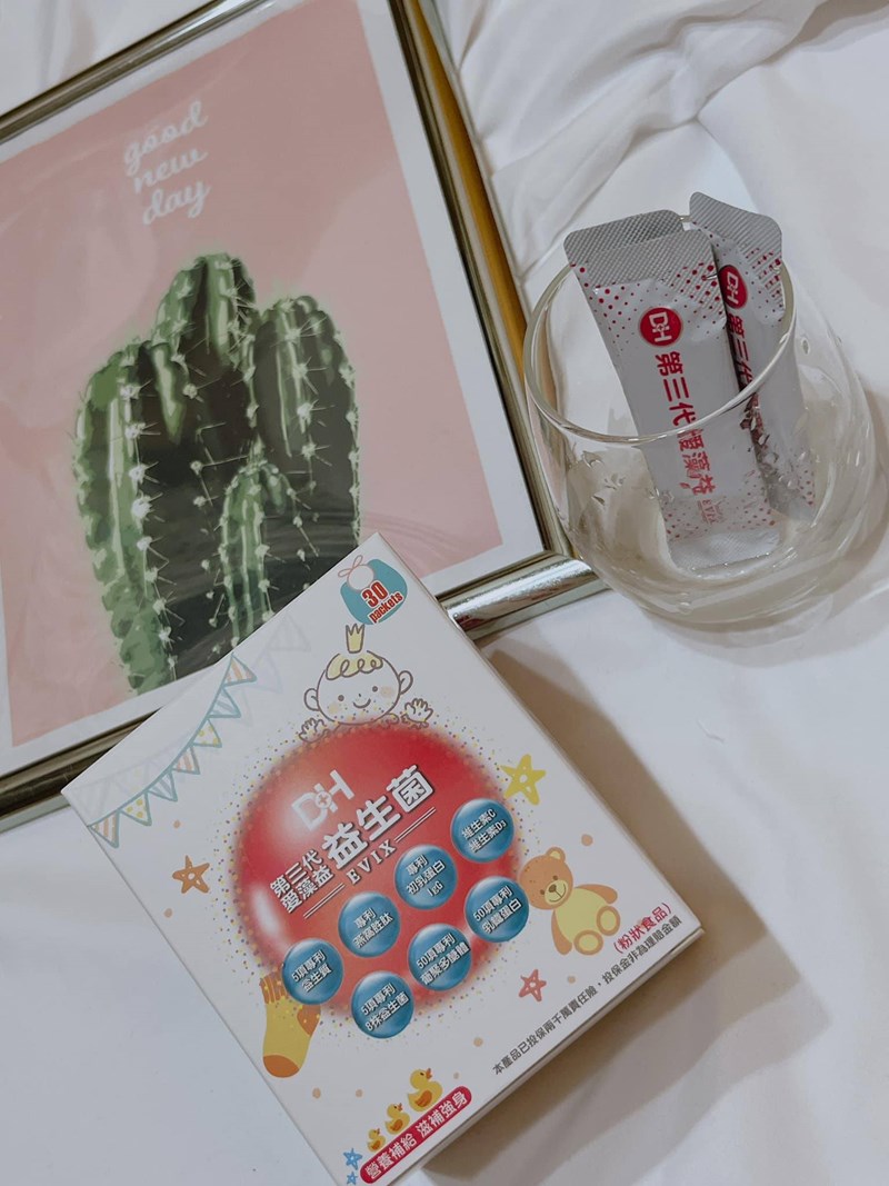 ✨第三代愛藻益-三重防護✨第➊重-築起防護牆-改變細菌叢生態🛡✅五項專利八株益生菌✅五項專利益生質第➋重-增強體力🌞✅陽光維生素D3，2包含高單位800IU✅50項專利葡聚多醣體✅抗氧化-維生素C第❸重-滋補強身💪✅50項專利乳鐵蛋白✅專利初乳蛋白IgG 🥛✅專利燕窩胜肽 ⭐高單位800IU維生素D3 +C+益生菌配方，全家人健康維持的後盾，兒童吃也好安心❤️