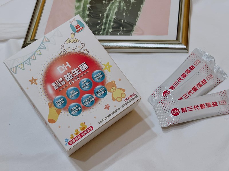 ✨第三代愛藻益-三重防護✨第➊重-築起防護牆-改變細菌叢生態🛡✅五項專利八株益生菌✅五項專利益生質第➋重-增強體力🌞✅陽光維生素D3，2包含高單位800IU✅50項專利葡聚多醣體✅抗氧化-維生素C第❸重-滋補強身💪✅50項專利乳鐵蛋白✅專利初乳蛋白IgG 🥛✅專利燕窩胜肽 ⭐高單位800IU維生素D3 +C+益生菌配方，全家人健康維持的後盾，兒童吃也好安心❤️