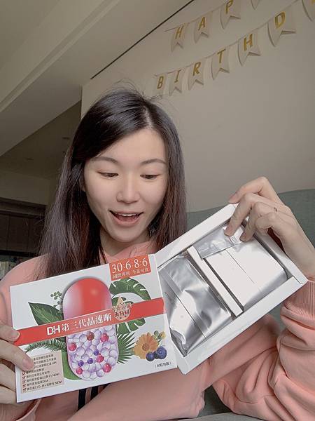 ✨第三代晶速晰-晶亮成分高補給✨長時間使用3C，讓你數位疲勞了嗎❓採用美國臨床葉黃素與玉米黃素黃金比例10:2 ，游離型雙專利好吸收，2粒達30mg : 6mg高補給劑量✅雨生紅球藻蝦紅素，業界高含量8mg❗️✅日本95%高純度透明質酸鈉💦✅雙重花青素-日本專利黑豆x歐洲專利藍莓✅專利素食微藻DHA✅維生素C +維生素E +鋅+硒酵母。全方位的晶亮水潤配方，適合全家大小，給您清晰透徹精彩生活❗️