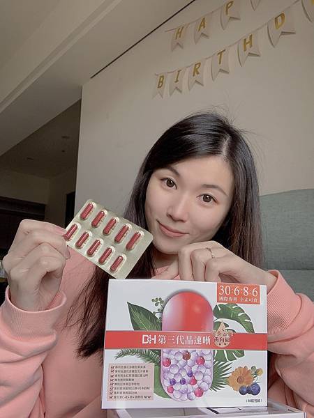 ✨第三代晶速晰-晶亮成分高補給✨長時間使用3C，讓你數位疲勞了嗎❓採用美國臨床葉黃素與玉米黃素黃金比例10:2 ，游離型雙專利好吸收，2粒達30mg : 6mg高補給劑量✅雨生紅球藻蝦紅素，業界高含量8mg❗️✅日本95%高純度透明質酸鈉💦✅雙重花青素-日本專利黑豆x歐洲專利藍莓✅專利素食微藻DHA✅維生素C +維生素E +鋅+硒酵母。全方位的晶亮水潤配方，適合全家大小，給您清晰透徹精彩生活❗️