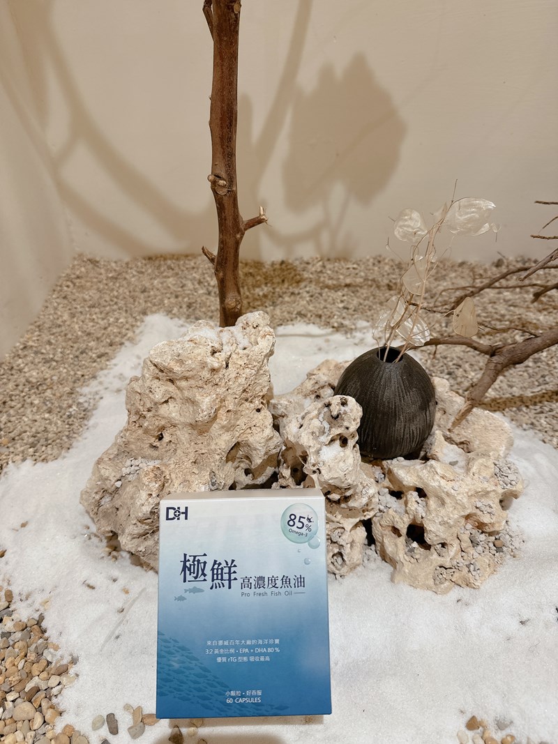 ✨極鮮高濃度魚油-來自挪威的頂級新鮮魚油🐟✨✅提供人體黃金比例 → EPA：DHA = 3：2，SGS檢驗 Omega-3 含量高達94%，業界最低氧化指標✅天然rTG型式，小分子好吸收✅榮獲4大永續認證 → 配額管理、不過度捕撈✅鋁片密封、獨立包裝，維持魚油新鮮度