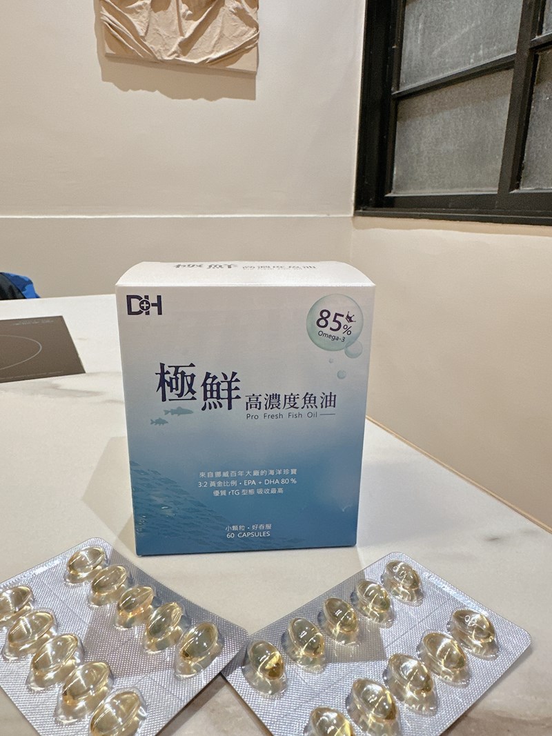✨極鮮高濃度魚油-來自挪威的頂級新鮮魚油🐟✨✅提供人體黃金比例 → EPA：DHA = 3：2，SGS檢驗 Omega-3 含量高達94%，業界最低氧化指標✅天然rTG型式，小分子好吸收✅榮獲4大永續認證 → 配額管理、不過度捕撈✅鋁片密封、獨立包裝，維持魚油新鮮度