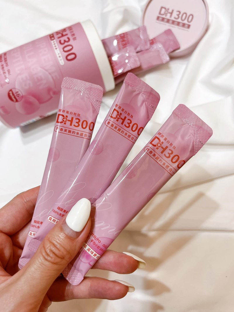 ✨DH300膠原蛋白胜肽-韓國獨家專利二胜肽✨100%魚類來源🐟膠原蛋白胜肽，PO˙OG含量高達50%❗️❗️✅透明公開膠原蛋白分子量300Da🤩✅日本Oricera®玄米神經醯胺，10%高濃度，每包12mg足量添加✅膠原合成關鍵▶️93%高濃度天然維生素C，告別化學合成，100%天然非基改✅穀胱甘肽益生菌-透亮光采，兼具抗氧化作用✅山竹果抽取物淡淡檸檬清新風味，告別膠原蛋白動物腥味！無香料、無色素，每包只有15.4卡，輕卡無負擔！青春美麗多感合一，綻放你的女神光～♥