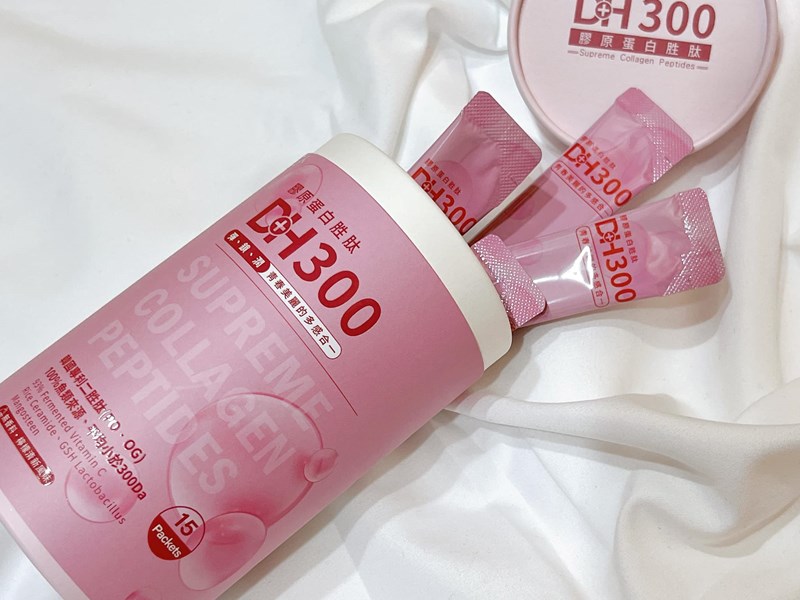 ✨DH300膠原蛋白胜肽-韓國獨家專利二胜肽✨100%魚類來源🐟膠原蛋白胜肽，PO˙OG含量高達50%❗️❗️✅透明公開膠原蛋白分子量300Da🤩✅日本Oricera®玄米神經醯胺，10%高濃度，每包12mg足量添加✅膠原合成關鍵▶️93%高濃度天然維生素C，告別化學合成，100%天然非基改✅穀胱甘肽益生菌-透亮光采，兼具抗氧化作用✅山竹果抽取物淡淡檸檬清新風味，告別膠原蛋白動物腥味！無香料、無色素，每包只有15.4卡，輕卡無負擔！青春美麗多感合一，綻放你的女神光～♥