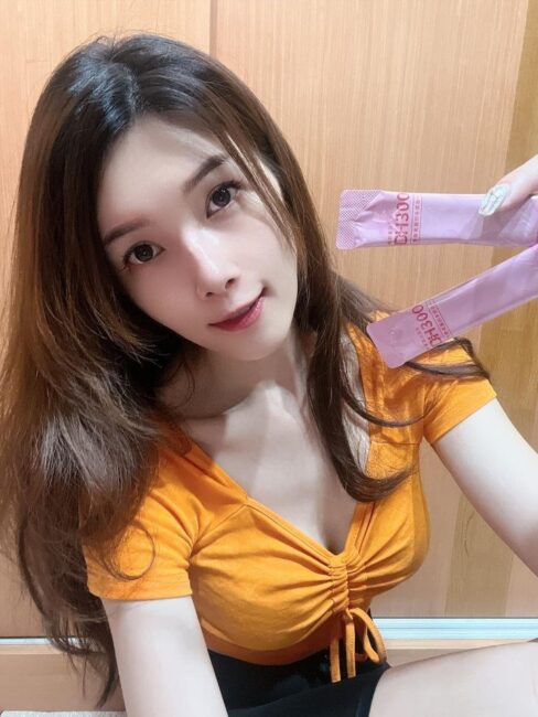 ✨DH300膠原蛋白胜肽-韓國獨家專利二胜肽✨100%魚類來源🐟膠原蛋白胜肽，PO˙OG含量高達50%❗️❗️✅透明公開膠原蛋白分子量300Da🤩✅日本Oricera®玄米神經醯胺，10%高濃度，每包12mg足量添加✅膠原合成關鍵▶️93%高濃度天然維生素C，告別化學合成，100%天然非基改✅穀胱甘肽益生菌-透亮光采，兼具抗氧化作用✅山竹果抽取物淡淡檸檬清新風味，告別膠原蛋白動物腥味！無香料、無色素，每包只有15.4卡，輕卡無負擔！青春美麗多感合一，綻放你的女神光～♥