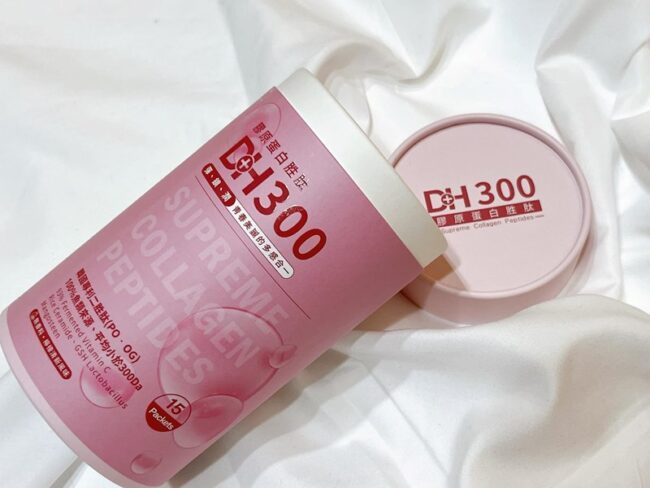 ✨DH300膠原蛋白胜肽-韓國獨家專利二胜肽✨100%魚類來源🐟膠原蛋白胜肽，PO˙OG含量高達50%❗️❗️✅透明公開膠原蛋白分子量300Da🤩✅日本Oricera®玄米神經醯胺，10%高濃度，每包12mg足量添加✅膠原合成關鍵▶️93%高濃度天然維生素C，告別化學合成，100%天然非基改✅穀胱甘肽益生菌-透亮光采，兼具抗氧化作用✅山竹果抽取物淡淡檸檬清新風味，告別膠原蛋白動物腥味！無香料、無色素，每包只有15.4卡，輕卡無負擔！青春美麗多感合一，綻放你的女神光～♥