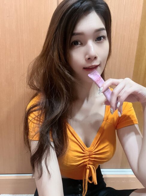 ✨DH300膠原蛋白胜肽-韓國獨家專利二胜肽✨100%魚類來源🐟膠原蛋白胜肽，PO˙OG含量高達50%❗️❗️✅透明公開膠原蛋白分子量300Da🤩✅日本Oricera®玄米神經醯胺，10%高濃度，每包12mg足量添加✅膠原合成關鍵▶️93%高濃度天然維生素C，告別化學合成，100%天然非基改✅穀胱甘肽益生菌-透亮光采，兼具抗氧化作用✅山竹果抽取物淡淡檸檬清新風味，告別膠原蛋白動物腥味！無香料、無色素，每包只有15.4卡，輕卡無負擔！青春美麗多感合一，綻放你的女神光～♥