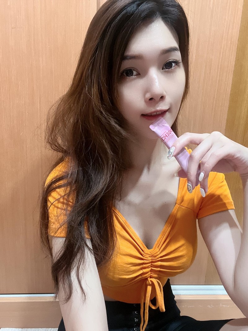 ✨DH300膠原蛋白胜肽-韓國獨家專利二胜肽✨100%魚類來源🐟膠原蛋白胜肽，PO˙OG含量高達50%❗️❗️✅透明公開膠原蛋白分子量300Da🤩✅日本Oricera®玄米神經醯胺，10%高濃度，每包12mg足量添加✅膠原合成關鍵▶️93%高濃度天然維生素C，告別化學合成，100%天然非基改✅穀胱甘肽益生菌-透亮光采，兼具抗氧化作用✅山竹果抽取物淡淡檸檬清新風味，告別膠原蛋白動物腥味！無香料、無色素，每包只有15.4卡，輕卡無負擔！青春美麗多感合一，綻放你的女神光～♥