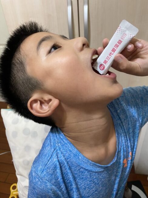 ✨第三代愛藻益-三重防護✨第➊重-築起防護牆-改變細菌叢生態🛡✅五項專利八株益生菌✅五項專利益生質第➋重-增強體力🌞✅陽光維生素D3，2包含高單位800IU✅50項專利葡聚多醣體✅抗氧化-維生素C第❸重-滋補強身💪✅50項專利乳鐵蛋白✅專利初乳蛋白IgG 🥛✅專利燕窩胜肽 ⭐高單位800IU維生素D3 +C+益生菌配方，全家人健康維持的後盾，兒童吃也好安心❤️