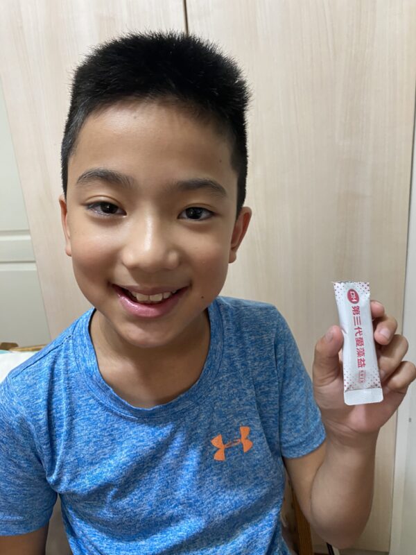 ✨第三代愛藻益-三重防護✨第➊重-築起防護牆-改變細菌叢生態🛡✅五項專利八株益生菌✅五項專利益生質第➋重-增強體力🌞✅陽光維生素D3，2包含高單位800IU✅50項專利葡聚多醣體✅抗氧化-維生素C第❸重-滋補強身💪✅50項專利乳鐵蛋白✅專利初乳蛋白IgG 🥛✅專利燕窩胜肽 ⭐高單位800IU維生素D3 +C+益生菌配方，全家人健康維持的後盾，兒童吃也好安心❤️