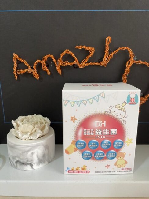 ✨第三代愛藻益-三重防護✨第➊重-築起防護牆-改變細菌叢生態🛡✅五項專利八株益生菌✅五項專利益生質第➋重-增強體力🌞✅陽光維生素D3，2包含高單位800IU✅50項專利葡聚多醣體✅抗氧化-維生素C第❸重-滋補強身💪✅50項專利乳鐵蛋白✅專利初乳蛋白IgG 🥛✅專利燕窩胜肽 ⭐高單位800IU維生素D3 +C+益生菌配方，全家人健康維持的後盾，兒童吃也好安心❤️