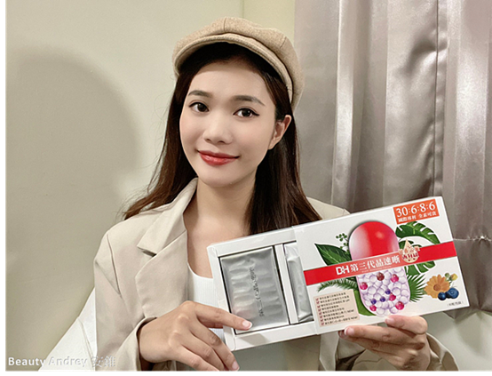 ✨第三代晶速晰-晶亮成分高補給✨長時間使用3C，讓你疲勞了嗎❓採用美國臨床葉黃素與玉米黃素黃金比例10:2 ，游離型雙專利好吸收，2粒達30mg : 6mg高補給劑量✅雨生紅球藻蝦紅素，業界高含量8mg❗️✅日本95%高純度透明質酸鈉💦✅雙重花青素-日本專利黑豆x歐洲專利藍莓✅專利素食微藻DHA✅維生素C +維生素E +鋅+硒酵母。全方位的晶亮水潤配方，適合全家大小，給您清新透徹精彩生活❗️