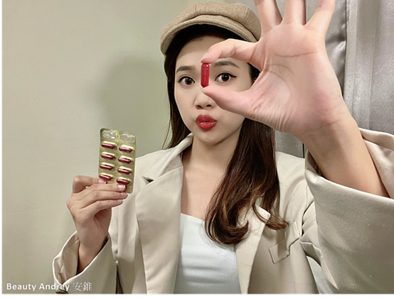 ✨第三代晶速晰-晶亮成分高補給✨長時間使用3C，讓你疲勞了嗎❓採用美國臨床葉黃素與玉米黃素黃金比例10:2 ，游離型雙專利好吸收，2粒達30mg : 6mg高補給劑量✅雨生紅球藻蝦紅素，業界高含量8mg❗️✅日本95%高純度透明質酸鈉💦✅雙重花青素-日本專利黑豆x歐洲專利藍莓✅專利素食微藻DHA✅維生素C +維生素E +鋅+硒酵母。全方位的晶亮水潤配方，適合全家大小，給您清新透徹精彩生活❗️