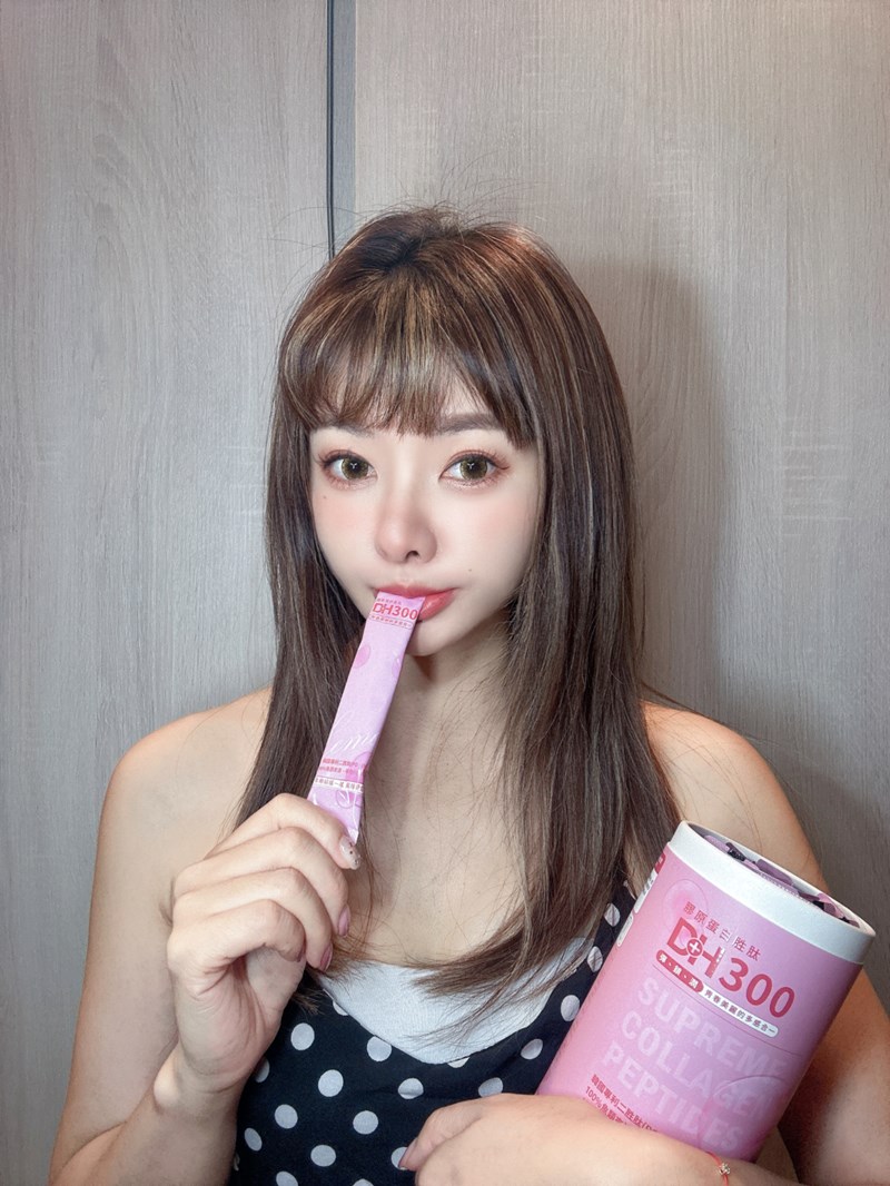 ✨DH300膠原蛋白胜肽-韓國獨家專利二胜肽✨100%魚類來源🐟膠原蛋白胜肽，PO˙OG含量高達50%❗️❗️✅透明公開膠原蛋白分子量300Da🤩✅日本Oricera®玄米神經醯胺，10%高濃度，每包12mg足量添加✅膠原合成關鍵▶️93%高濃度天然維生素C，告別化學合成，100%天然非基改✅穀胱甘肽益生菌-透亮光采，兼具抗氧化作用✅山竹果抽取物淡淡檸檬清新風味，告別膠原蛋白動物腥味！無香料、無色素，每包只有15.4卡，輕卡無負擔！青春美麗多感合一，綻放你的女神光～♥