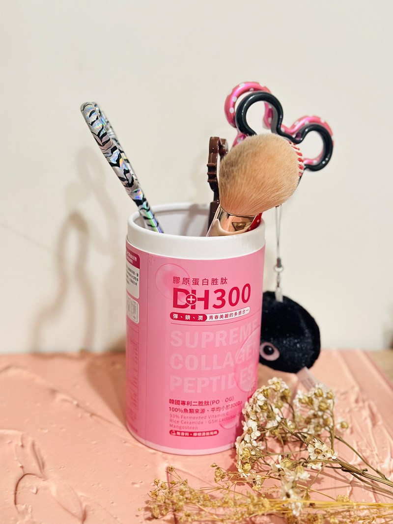 ✨DH300膠原蛋白胜肽-韓國獨家專利二胜肽✨100%魚類來源🐟膠原蛋白胜肽，PO˙OG含量高達50%❗️❗️✅透明公開膠原蛋白分子量300Da🤩✅日本Oricera®玄米神經醯胺，10%高濃度，每包12mg足量添加✅膠原合成關鍵▶️93%高濃度天然維生素C，告別化學合成，100%天然非基改✅穀胱甘肽益生菌-透亮光采，兼具抗氧化作用✅山竹果抽取物淡淡檸檬清新風味，告別膠原蛋白動物腥味！無香料、無色素，每包只有15.4卡，輕卡無負擔！青春美麗多感合一，綻放你的女神光～♥