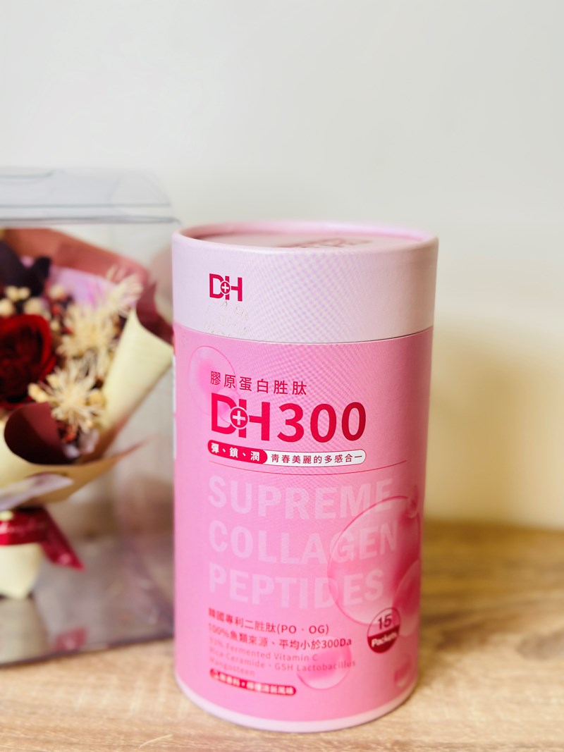 ✨DH300膠原蛋白胜肽-韓國獨家專利二胜肽✨100%魚類來源🐟膠原蛋白胜肽，PO˙OG含量高達50%❗️❗️✅透明公開膠原蛋白分子量300Da🤩✅日本Oricera®玄米神經醯胺，10%高濃度，每包12mg足量添加✅膠原合成關鍵▶️93%高濃度天然維生素C，告別化學合成，100%天然非基改✅穀胱甘肽益生菌-透亮光采，兼具抗氧化作用✅山竹果抽取物淡淡檸檬清新風味，告別膠原蛋白動物腥味！無香料、無色素，每包只有15.4卡，輕卡無負擔！青春美麗多感合一，綻放你的女神光～♥