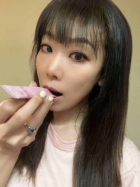 ✨DH300膠原蛋白胜肽-韓國獨家專利二胜肽✨100%魚類來源🐟膠原蛋白胜肽，PO˙OG含量高達50%❗️❗️✅透明公開膠原蛋白分子量300Da🤩✅日本Oricera®玄米神經醯胺，10%高濃度，每包12mg足量添加✅膠原合成關鍵▶️93%高濃度天然維生素C，告別化學合成，100%天然非基改✅穀胱甘肽益生菌-透亮光采，兼具抗氧化作用✅山竹果抽取物淡淡檸檬清新風味，告別膠原蛋白動物腥味！無香料、無色素，每包只有15.4卡，輕卡無負擔！青春美麗多感合一，綻放你的女神光～♥