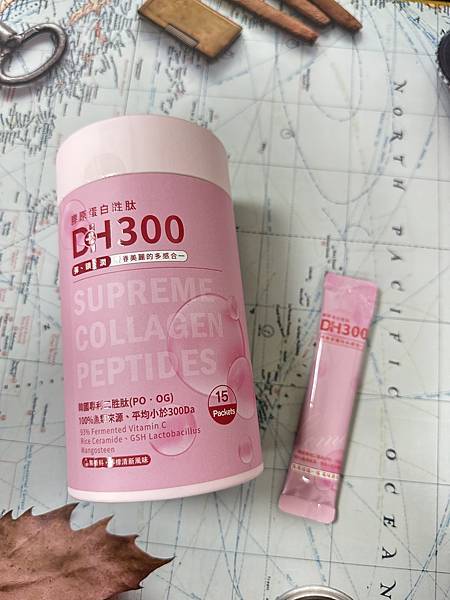 ✨DH300膠原蛋白胜肽-韓國獨家專利二胜肽✨100%魚類來源🐟膠原蛋白胜肽，PO˙OG含量高達50%❗️❗️✅透明公開膠原蛋白分子量300Da🤩✅日本Oricera®玄米神經醯胺，10%高濃度，每包12mg足量添加✅膠原合成關鍵▶️93%高濃度天然維生素C，告別化學合成，100%天然非基改✅穀胱甘肽益生菌-透亮光采，兼具抗氧化作用✅山竹果抽取物淡淡檸檬清新風味，告別膠原蛋白動物腥味！無香料、無色素，每包只有15.4卡，輕卡無負擔！青春美麗多感合一，綻放你的女神光～♥