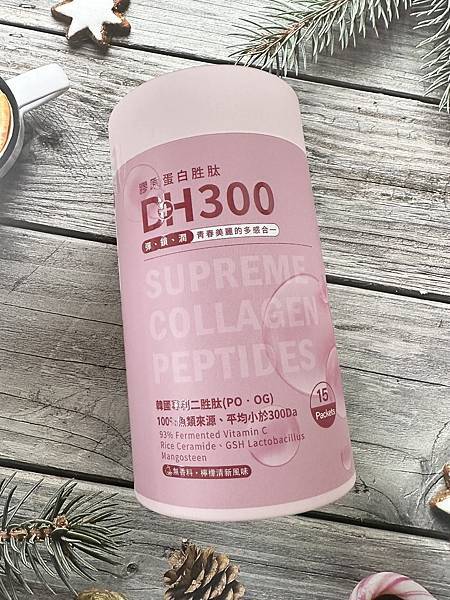 ✨DH300膠原蛋白胜肽-韓國獨家專利二胜肽✨100%魚類來源🐟膠原蛋白胜肽，PO˙OG含量高達50%❗️❗️✅透明公開膠原蛋白分子量300Da🤩✅日本Oricera®玄米神經醯胺，10%高濃度，每包12mg足量添加✅膠原合成關鍵▶️93%高濃度天然維生素C，告別化學合成，100%天然非基改✅穀胱甘肽益生菌-透亮光采，兼具抗氧化作用✅山竹果抽取物淡淡檸檬清新風味，告別膠原蛋白動物腥味！無香料、無色素，每包只有15.4卡，輕卡無負擔！青春美麗多感合一，綻放你的女神光～♥